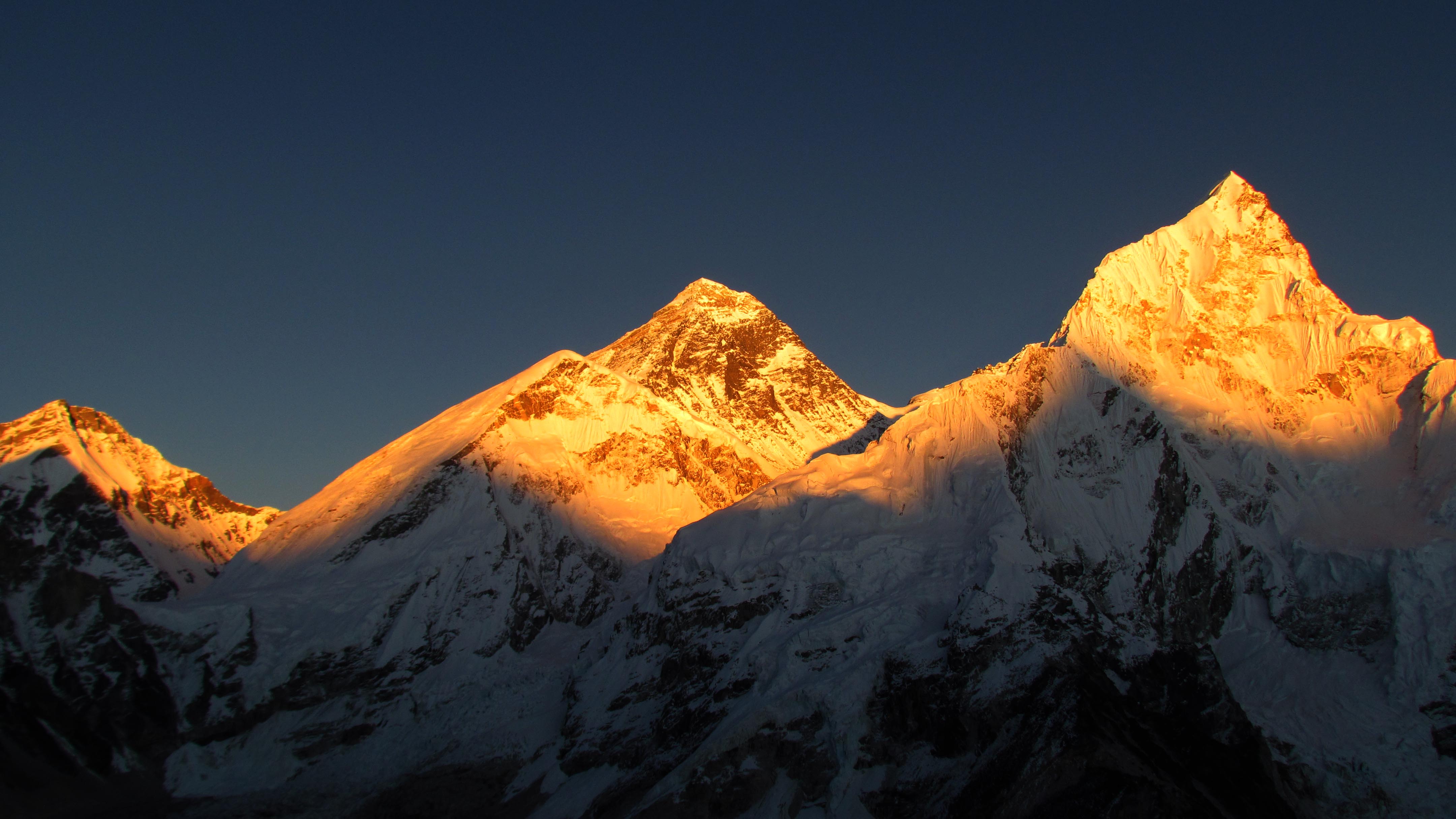 Самые высокие горы на земле уральские гималаи. Гималаи Эверест Джомолунгма. Гора Эверест (Джомолунгма). Гималаи. Пик горы Эверест. Непал Эверест.